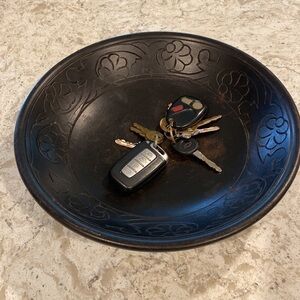 BEAUTIFULLY ~CRAFTED WOODEN BOWL~
HOLDER FOR KEYS/WALLET ON ENTRYWAY TABLE~G22